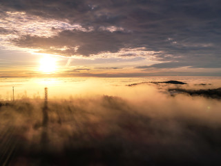 Fototapeta na wymiar Sonnenuntergang mit Aussichtsturm und Nebel