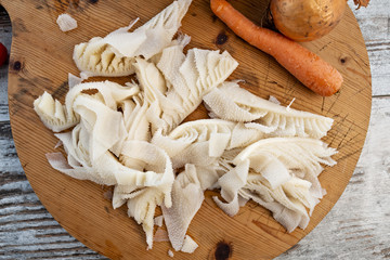 trippa tagliata a strisce su tagliere di legno da sopra