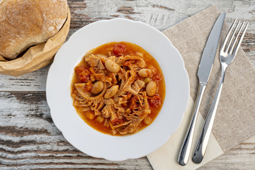 trippa al pomodoro con fagioli bianchi dall'alto