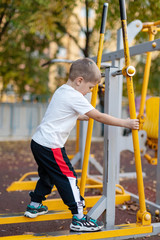 Obraz premium a little boy is playing sports on a street simulator 