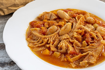 trippa al pomodoro con fagioli bianchi primo piano