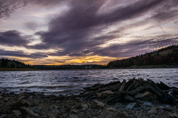Ein herbstlicher Sonnenuntergang am See in Belgien