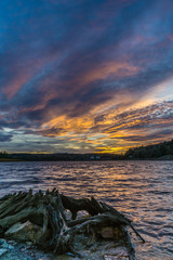 Ein herbstlicher Sonnenuntergang am See in Belgien