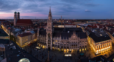 Fototapeta na wymiar Aussicht über München mit Frauenkirche und Rathaus