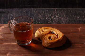 a glass of tea and a puff of raisins