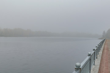 Obraz premium Fragment of the fence on the waterfront