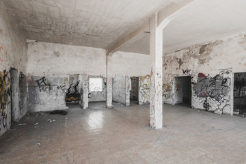 Obraz premium empty run down room inside abandoned building ruin -