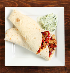 Tortilla with chicken, bell pepper and tzatziki