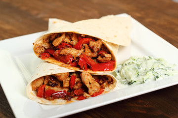 Tortilla with chicken, bell pepper and tzatziki