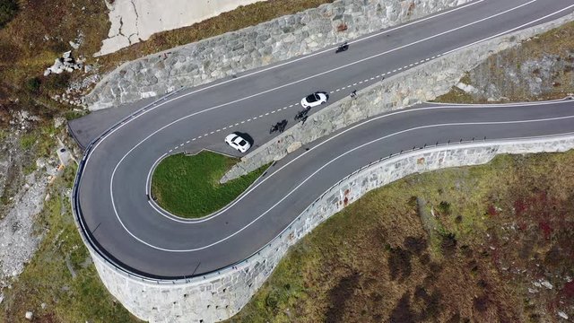 Verkehr an einer Spitzkehre am Grimselpass