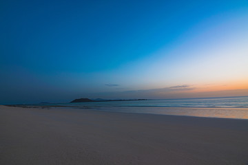 Hora azul en la playa de corralejo, fuerteventura