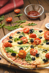 Pizza with wine tomatoes cheese and arugula