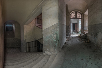 Fototapeta na wymiar stiegenhaus mit gewoelbe in einem verlassenen schloss panorama
