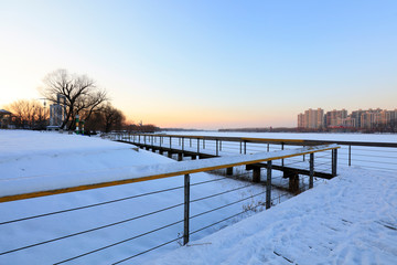 Fototapeta na wymiar wooden bridge in the snow