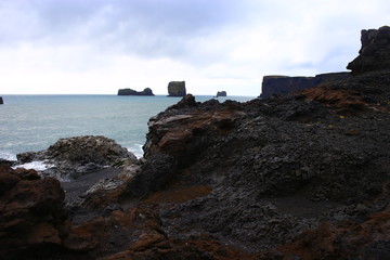 Fototapeta na wymiar Puente de piedra en la costa con vista del mar en Islandia