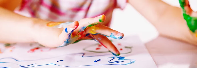 Fotobehang Kinderopvang Close-up jong meisje schilderen met kleurrijke handen. Kunst, creativiteit en schilderconcept. Horizontaal beeld.