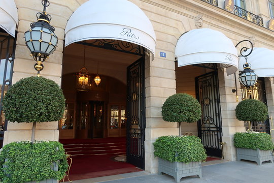 Porte d’entrée de l’hôtel de luxe Ritz sur la place Vendôme à Paris – 26 octobre 2019 (France)