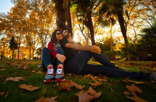 Pareja en un parque en oto&ntilde;o