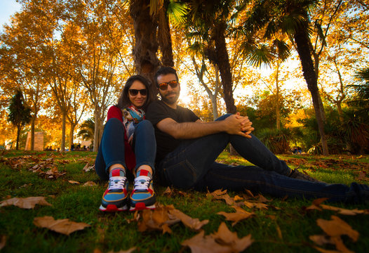 Pareja en un parque en oto&ntilde;o