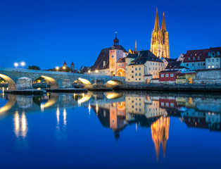 Fototapeta na wymiar Regensburg in der blauen Stunde