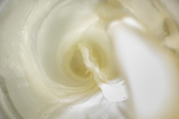 Obraz na płótnie Canvas Soft pouring stream of real milk is close