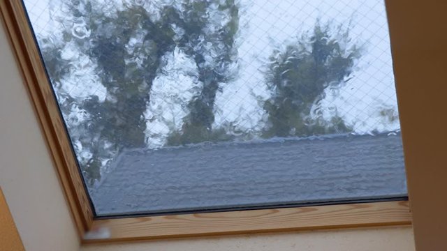 台風の日に天窓に降る雨