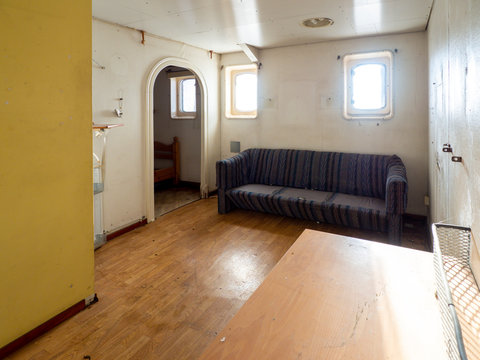 salon dans un vieux bateau abandonn&eacute;