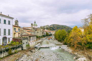 Fototapeta na wymiar The River Magra and the town of Pontremoli in the Lunigiana