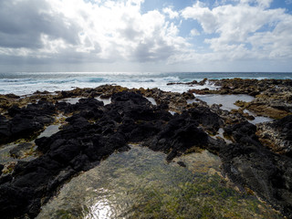 Fototapeta na wymiar roche volcanique en bord de mer