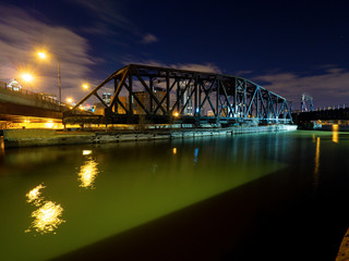pont de métal la nuit
