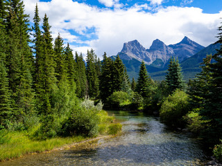 vue d'une rivière dans les montagnes