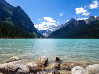 lac turquoise dans les montagnes