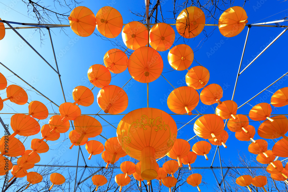 Poster Large lanterns in a park, China