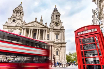 Foto op Plexiglas rode telefooncellen en rode bus langs Saint Paul& 39 s Cathedral in Londen op bewolkte dag © offcaania