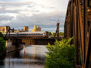 Fototapeta premium train qui passe sur un pont