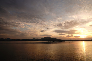 Fototapeta na wymiar 日没の日の入りが美しい海の風景