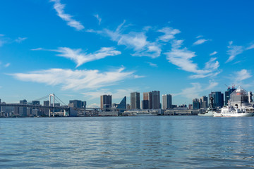 Obraz premium 豊洲ぐるり公園から望むレインボーブリッジ方面の風景