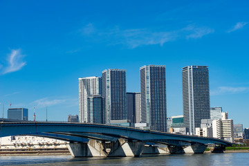 Fototapeta premium 東京 晴海運河に架かる大きな道路橋