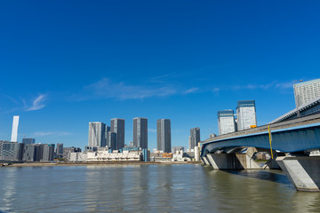 Fototapeta premium 東京 晴海運河に架かる大きな道路橋
