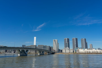 Obraz premium 東京 晴海運河に架かる大きな道路橋