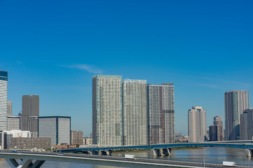 Fototapeta na wymiar 東京　晴海運河に架かる大きな道路橋