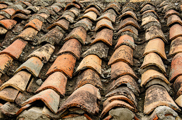 Очень старая керамическая, красная черепица на старой исторической постройке.