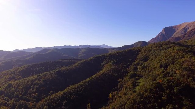 In volo su Montemonaco e sui monti Sibillini