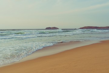 Playa solitaria y salvaje una tarde de otoño con las olas rompiendo sobre la fina arena. Galicia. Spain