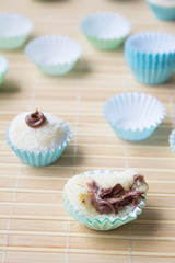 Brigadeiro de leite ninho mordido 