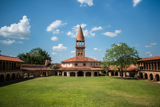 Iglesia antigua con torre rodeada de verde, Paraguay