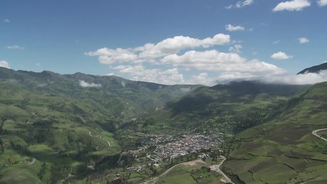 Alaus&iacute;, valle monta&ntilde;oso en Ecuador.