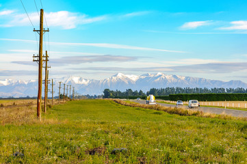Obraz premium New Zealand summer landscape with mountain range Green Field and Blue Sky, South Island, New Zealand