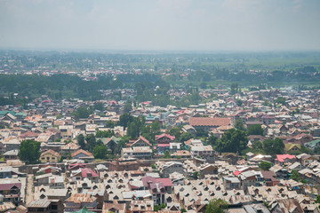 Fototapeta premium Srinagar city view with lake and mountain form Durrani Fort, Hari Parbat. Srinagar, India
