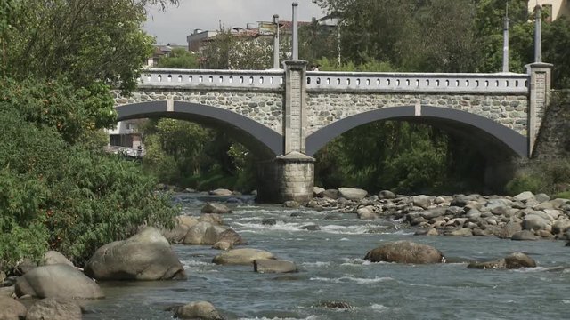 Río y puente de Cuenca, Ecuador.